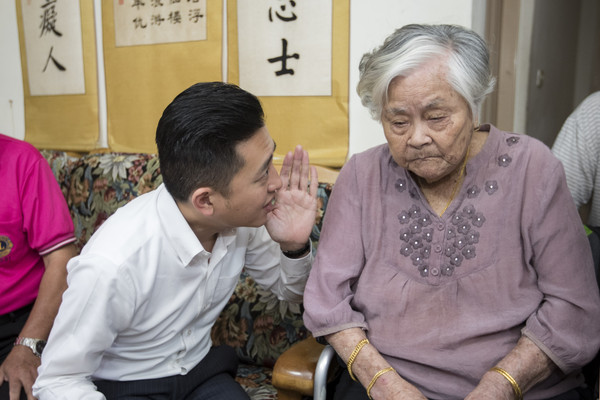 ▲新竹市長林智堅探訪高齡99歲林康蓮心女士。（圖／新竹市政府提供）