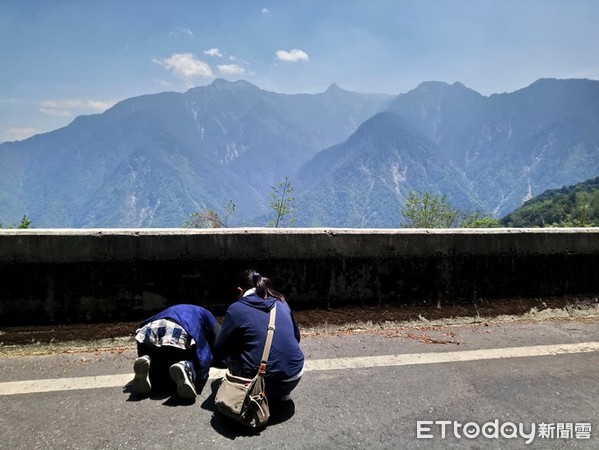 ▲將玉山山脈壯闊景色盡收眼底，尾崎靜代難掩情緒激動，朝向玉山跪拜。（圖／印莉敏提供）