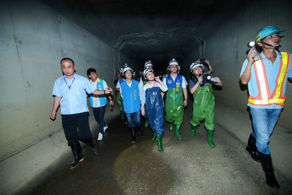 ▲盧秀燕視察景賢路雨水下水道清疏成果。（圖／記台中市政府提供）