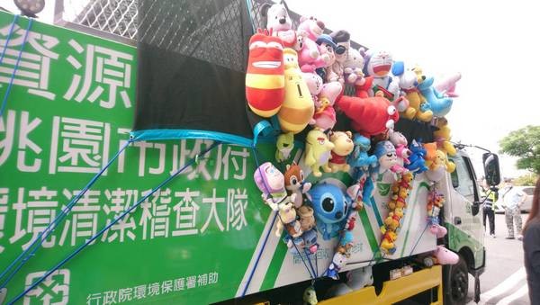 ▲資源回收車掛滿娃娃，成民眾倒垃圾時療癒的街景！