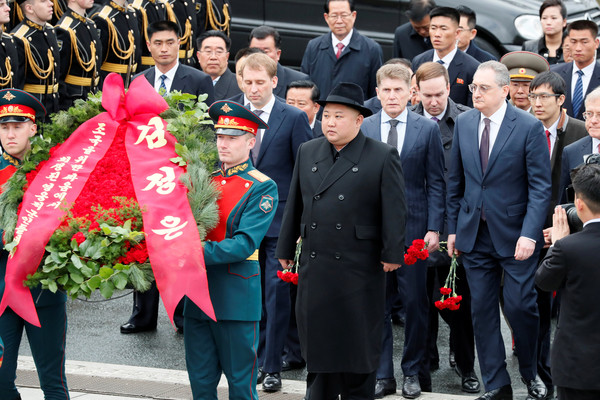 ▲▼北韓領導人金正恩到海參崴太平洋艦隊戰鬥榮譽紀念碑廣場獻花致意。（圖／路透）