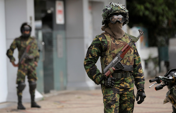 ▲▼斯里蘭卡特種部隊成員在首都可倫坡一處清真寺外站崗。（圖／路透）