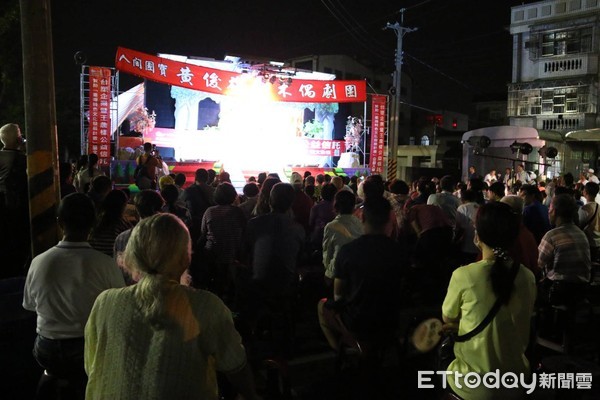 ▲▼ 王詹樣公益信託贊助黃俊雄布袋戲公演活動，於嘉義縣新港公園熱鬧開演。（圖／記者翁伊森翻攝，下同）