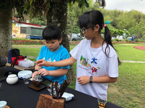 ▲▼ 嘉義太平、臺南西門、彰化文德，城鄉共學三校大會師，體驗在地產業咖啡烘豆DIY及植物染。（圖／嘉義縣政府提供，下同）
