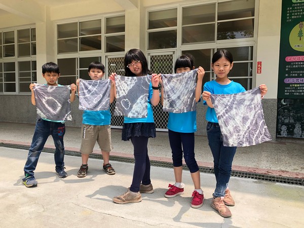 ▲▼ 嘉義太平、臺南西門、彰化文德，城鄉共學三校大會師，體驗在地產業咖啡烘豆DIY及植物染。（圖／嘉義縣政府提供，下同）