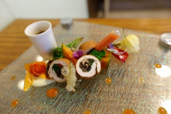 ▲▼ 稻江大學餐飲管理學系創意巧思將茶入菜，全國茶食尚茶餐飲美食研發競賽奪銀。（圖／記者翁伊森翻攝，下同）