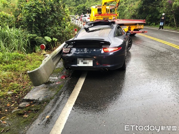 ▲▼北宜公路27日車禍，保時捷與對相而來的大貨車相撞。（圖／記者游芳男翻攝）