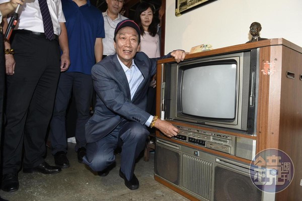 郭董今日參訪新竹市眷村博物館，被一架老電視深深吸引。