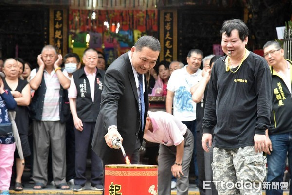 ▲ 板橋慈惠宮媽祖聖誕遶境出巡 侯友宜點起馬炮。（圖／新北市民政局提供）