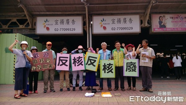 ▲環保團體代表台南火車站宣傳「廢核再生公投」，需要連署30萬份以通過門檻，籲請民眾支持。（圖／記者林悅翻攝，下同）
