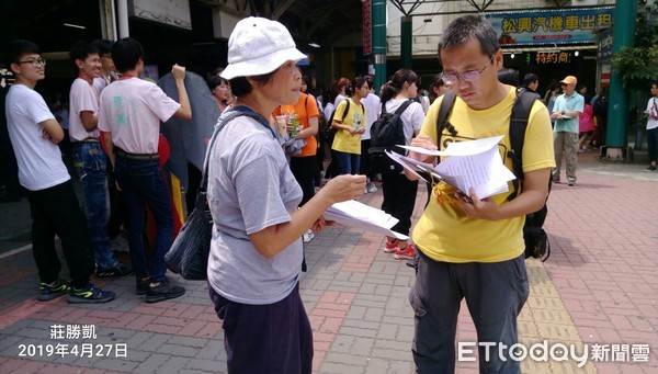 ▲環保團體代表台南火車站宣傳「廢核再生公投」，需要連署30萬份以通過門檻，籲請民眾支持。（圖／記者林悅翻攝，下同）