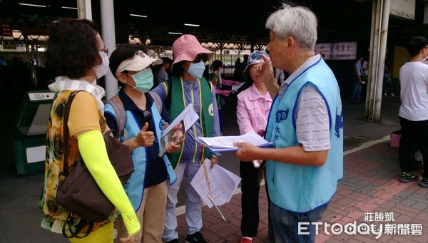 ▲環保團體代表台南火車站宣傳「廢核再生公投」，需要連署30萬份以通過門檻，籲請民眾支持。（圖／記者林悅翻攝，下同）