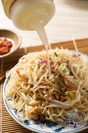 「炒麵＋米粉」淋上烏醋和自煮蒜汁，點出香氣。（30元／小份）