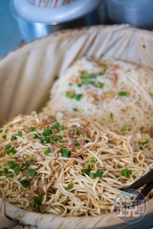 麵是用自家做的豬油拌的，撒上也是自己炸的香蔥，一盤炒物也較真。