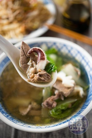 「什錦湯」有豬肝、花枝、蚵仔，是魚湯之外，最受歡迎的湯類。（60元／碗）