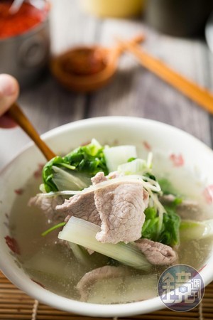 「赤肉湯」挑選軟嫩腰內肉，不裹粉僅汆燙，清嫩鮮美，就像媽媽會煮給孩子喝的湯。（50元／碗）