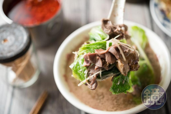 「下水湯」是雞內臟總集合，有雞胗、雞肝、雞心，內臟皆會自己再清理。（50元／碗）