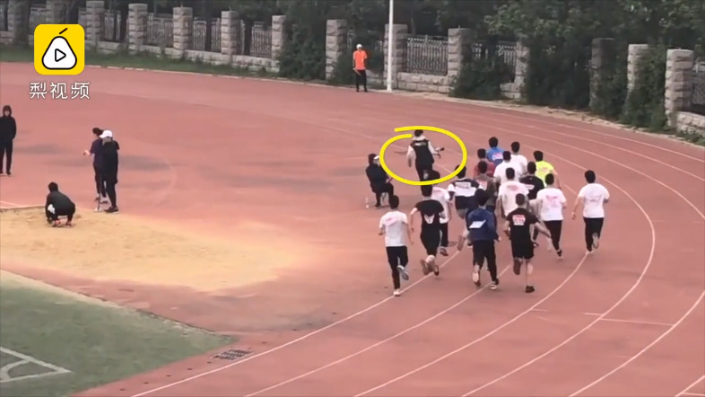 ▲鄭州攝影師跑得比選手們還快。（圖／翻攝自梨視頻）