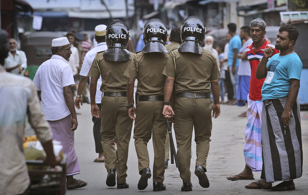 ▲▼ 斯里蘭卡警方26日在穆斯林社區巡邏。（圖／達志影像／美聯社）