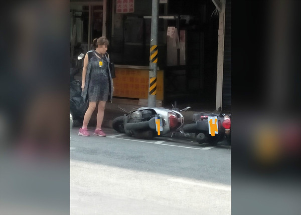 ▲▼台北市士東市場附近一名女子莫名把2輛別人的機車狠狠推倒。（圖／翻攝自臉書爆料公社）