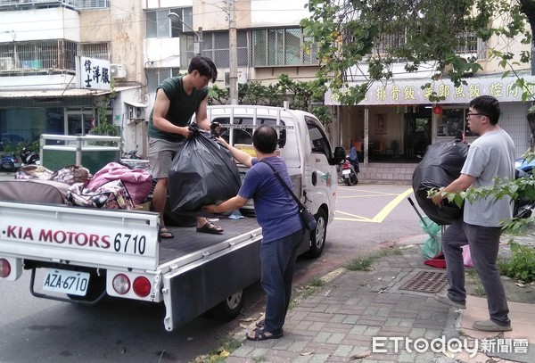 ▲台南市社會局社工及當地熱心民眾，協助九旬母女搬遷入住新租屋。（圖／記者林悅翻攝，下同）