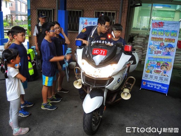 ▲ 三和國小校慶園遊會 金山警前進校園「安居緝毒、反酒駕」宣導。（圖／新北市金山警分局提供）