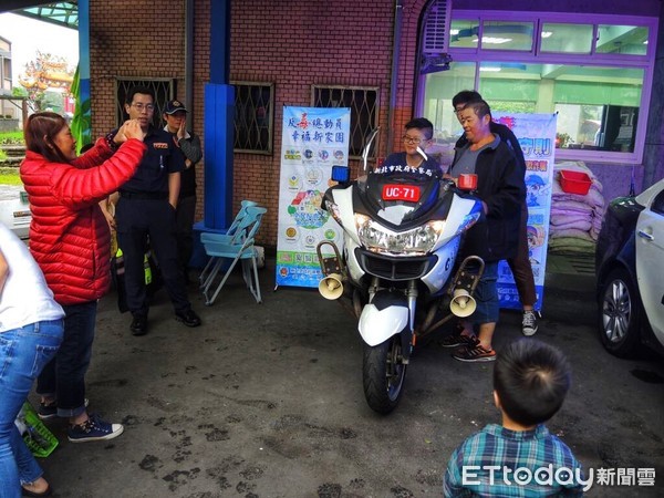 ▲ 三和國小校慶園遊會 金山警前進校園「安居緝毒、反酒駕」宣導。（圖／新北市金山警分局提供）