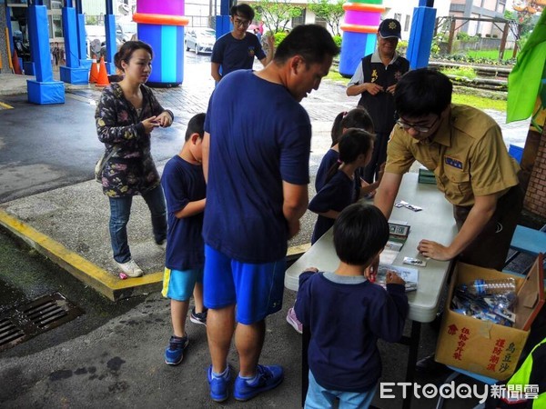 ▲ 三和國小校慶園遊會 金山警前進校園「安居緝毒、反酒駕」宣導。（圖／新北市金山警分局提供）