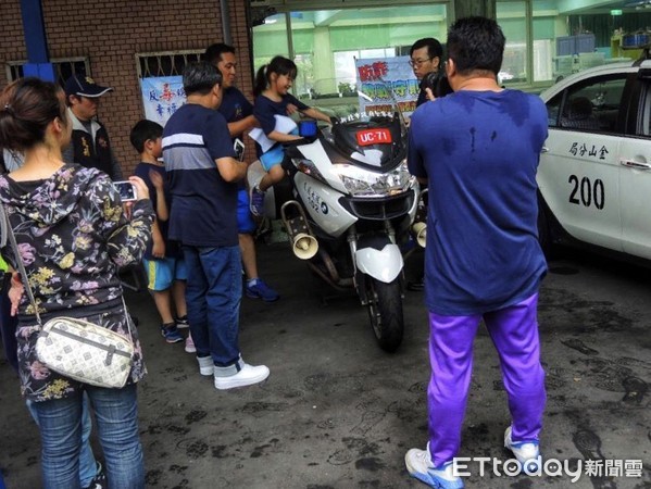 ▲ 三和國小校慶園遊會 金山警前進校園「安居緝毒、反酒駕」宣導。（圖／新北市金山警分局提供）