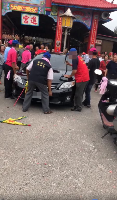 黑車停港口宮前「5人怒抬車失敗」…阿伯最後爆氣笑翻網　女駕駛臉臭現身。（圖／翻攝爆怨公社）