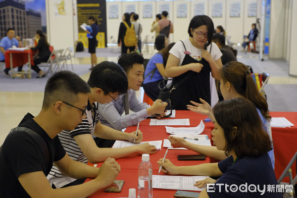 ▲▼4月27日，上海市台協以「世界的上海 築夢的舞台」為主題的第三屆徵才博覽會在高雄展覽館正式開幕。（圖／上海市台商協會提供）