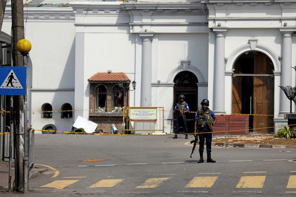 ▲▼斯里蘭卡爆炸案發生後，維安人員在案發現場外警戒。（圖／路透）