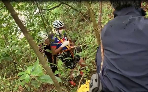 ▲男子騎單車山區遊摔落復興山谷，大溪警消聯手救援。