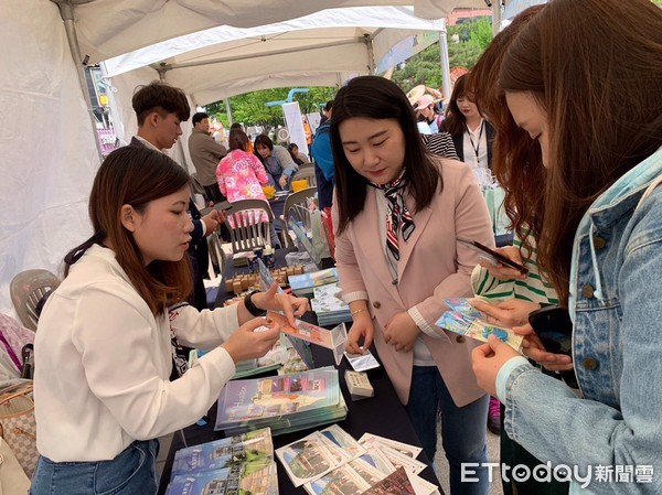 ▲縱管處伍哲宏秘書向韓國旅行業者解説縱谷線相關旅遊景點及優惠活動詳情。（圖／縱管處提供，下同）