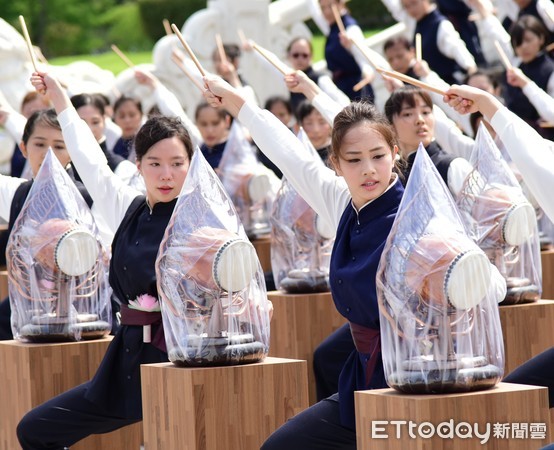 ▲▼2019年4月21日，台北大安森林公園舉辦一場「蔬食無痕野餐日」，陳星彤，具有國術底子的年輕帥妹，笑容可掬手拿蔬菜照，成為許多華人網路媒體報導吸睛的焦點。（圖／慈濟基金會提供）