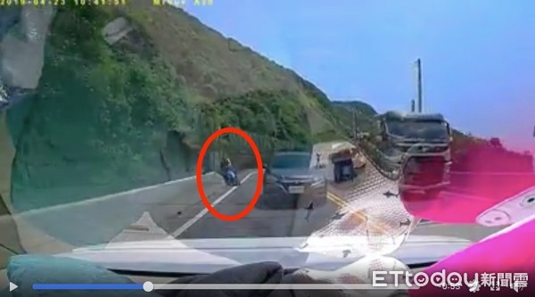 ▲▼北部濱海公路休旅車、砂石車同時間跨越雙黃線逆向超車，造成機車騎士閃避撞上路邊水泥護欄，幸好僅受到擦傷，熱心常姓網友貼文呼籲勿違規             。（圖／記者陳以昇翻攝）