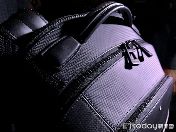 ▲萬寶龍全新銀色#MY4810系列行李箱、Extreme 2.0皮件（圖／記者楊坊士攝）