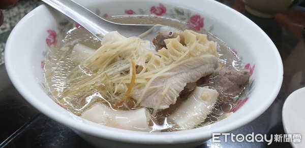 ▲▼嘉義阿進牛肉湯，肉質軟嫩湯頭清甜，金黃色湯色被當地人稱黃金湯。（圖／記者翁伊森攝，下同）