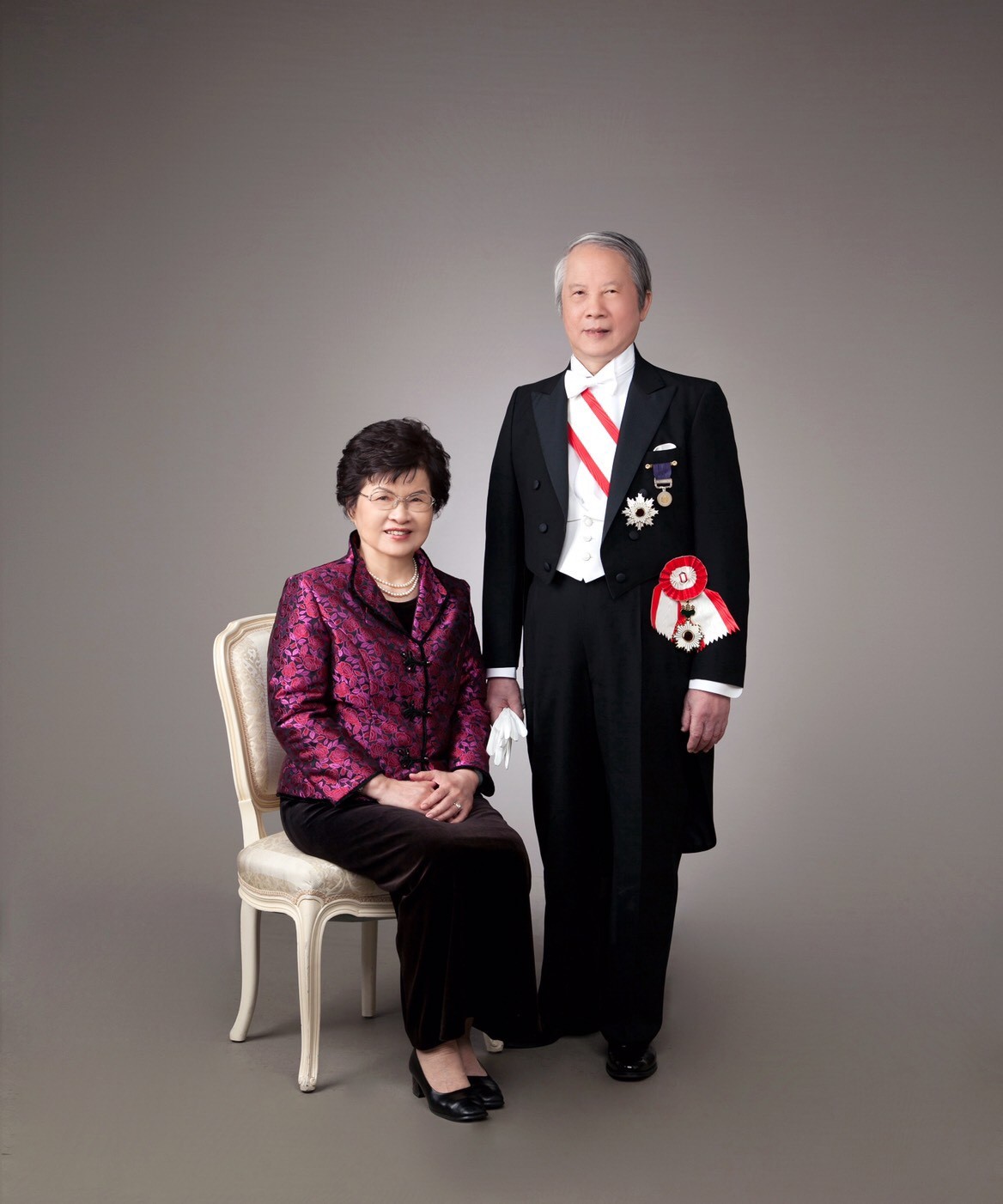 ▲▼2017 年賴浩敏獲頒日本天皇親授之「旭日大綬章」（左為妻子古登美）。（圖／賴浩敏提供）