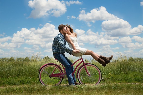 ▲▼戀愛,交往,情侶,腳踏車,男女,戀人。（圖／示意圖／pixabay）