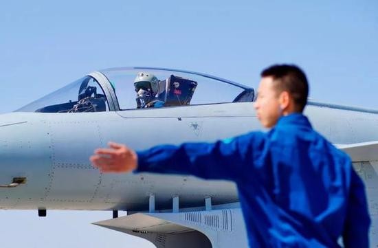 ▲▼解放軍空軍首批「清華班」飛行員駕駛殲-10A戰機正式擔負備戰值班任務。（圖／翻攝自軍報記者）