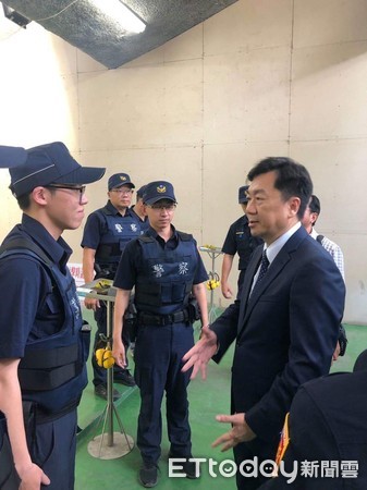 ▲內政部政務次長陳宗彥，4月29日親臨台南市警六分局視察第一線基層員警射擊訓練情形，鼓勵員警勇於任事。（圖／記者林悅翻攝，下同）