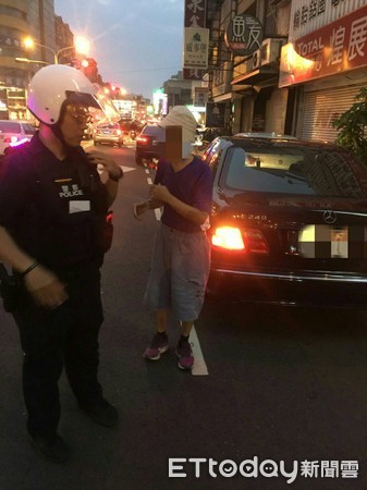 ▲台南市警五分局尋獲迷途的李姓男子人車，平安送其返家。（圖／記者林悅翻攝，下同）
