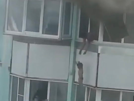 ▲俄羅斯一名母親將兒子從10樓丟落希望可以逃命。（圖／翻攝自Youtube）