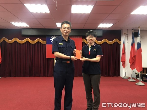 ▲台南市警一分局頒獎表揚熱心阻詐的「正義姐」。（圖／記者林悅翻攝）