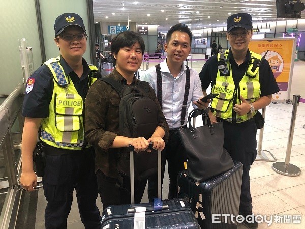 ▲香港籍旅客錯拿泰國籍旅客行李，經桃捷員警在班機起飛前緊急換回。（圖／警方提供）