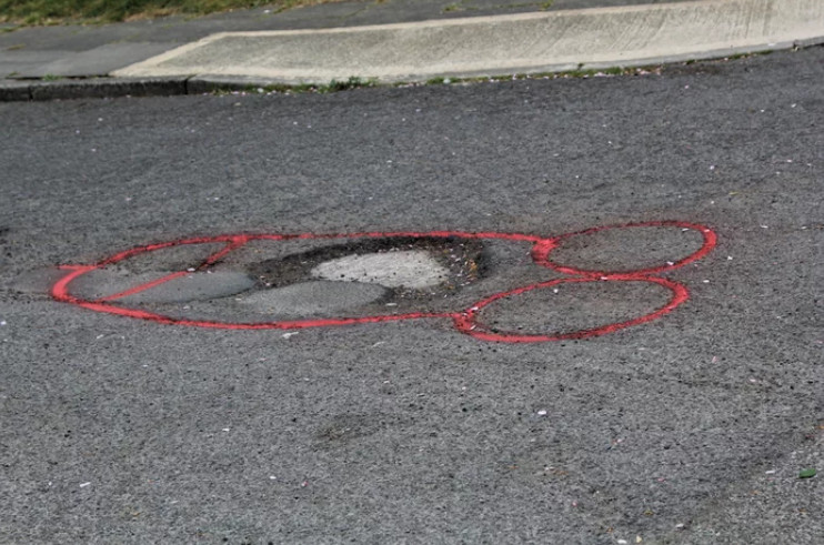 ▲▼英國小鎮馬路坑洞被放生整年，居民怒塗鴉，結果馬上有處理。（圖／翻攝自9gag）