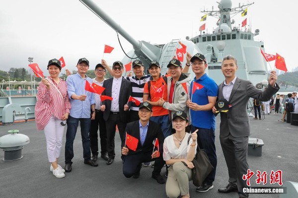 ▲海軍艦艇編隊靠泊香港，受到香港市民熱烈歡迎。（圖／翻攝自中新社）