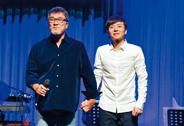 李劍青（右）也是李宗盛（左）旗下弟子，音樂才華受到青睞，成為巡迴演唱會嘉賓知名度大增。