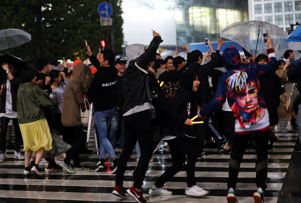 ▲▼令和時代第一天，東京街頭人潮狂歡。（圖／路透）